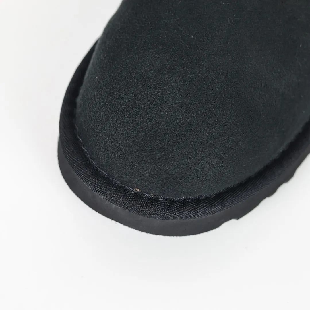 Pick up locally 💰520, core recommendation, good price, UGG Classic Mini mid-tube series, Xiaohongshu hot model, Henan Longfeng leather production, sheepskin and wool integration, top quality in the market, 2-3 cm cashmere insole, keeping warm in winter, suitable for home use. In the new year, uug launched a style series, which is partially biased towards the preferences of young consumers, and has also been at the forefront of fashion trends. Shoe body material, water-repellent coated suede upper 17mm UGGPURE™ implanted wool insole Lightweight non-slip comfortable rubber outsole With brand LOGO Trademark Comes with full packaging Size: 35 36 37 38 39 40